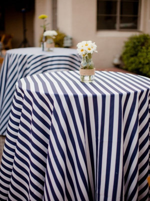 Скатерть в сине-белую полоску