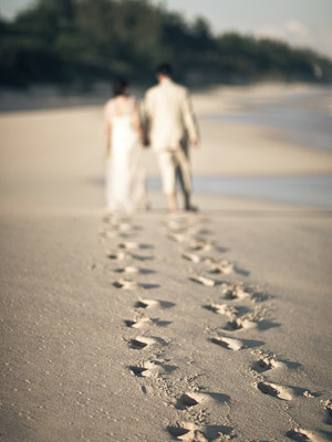 «мокрые следы на песке»