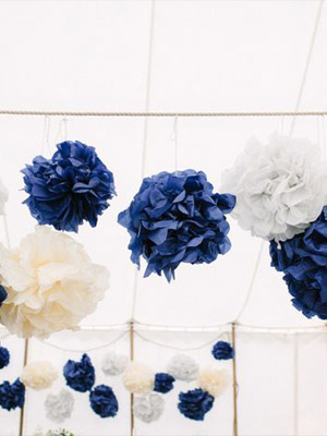 бумажная гирлянда из шаров-цветов 