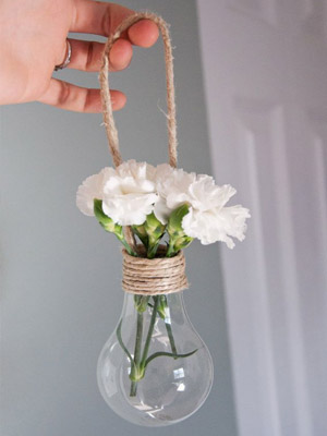 белые цветы в прозрачной емкости