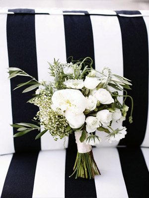 букет из разных оттенков белого