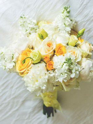 букет с оранжевыми и желтыми цветами