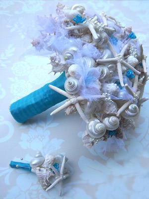 букет из лент, ракушек и морских звезд 