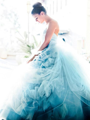 голубое пышное платье 