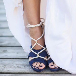 синяя обувь с завязками-веревками 