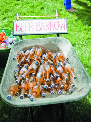 садовая тачка с пивом