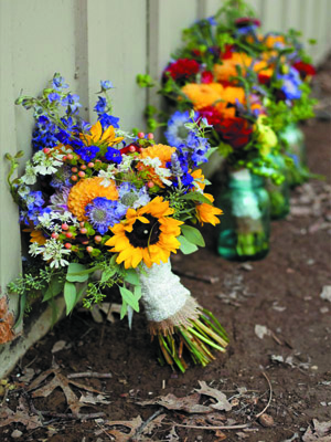 букет с ярким подсолнухом