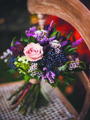 букет с гроздьями ягод 