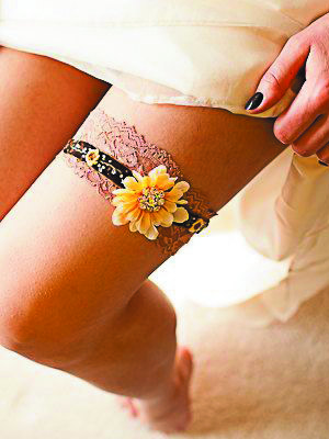 Подвязка украшена красивым цветком