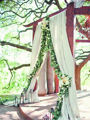арка украшенна тканью