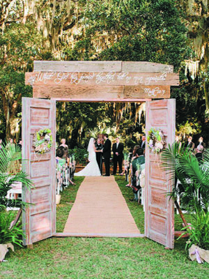 арка в форме старинных дверей 