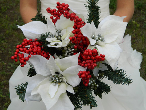  букет из шишек,еловых веток и рябины