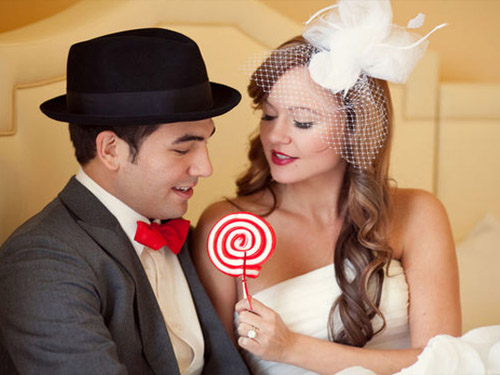 молодожены с канфетой