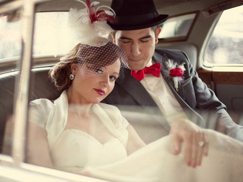 молодожены в машине