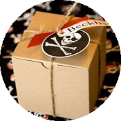 Вечеринка в стиле пиратов Карибского моря: костюмы, реквизит и подарки